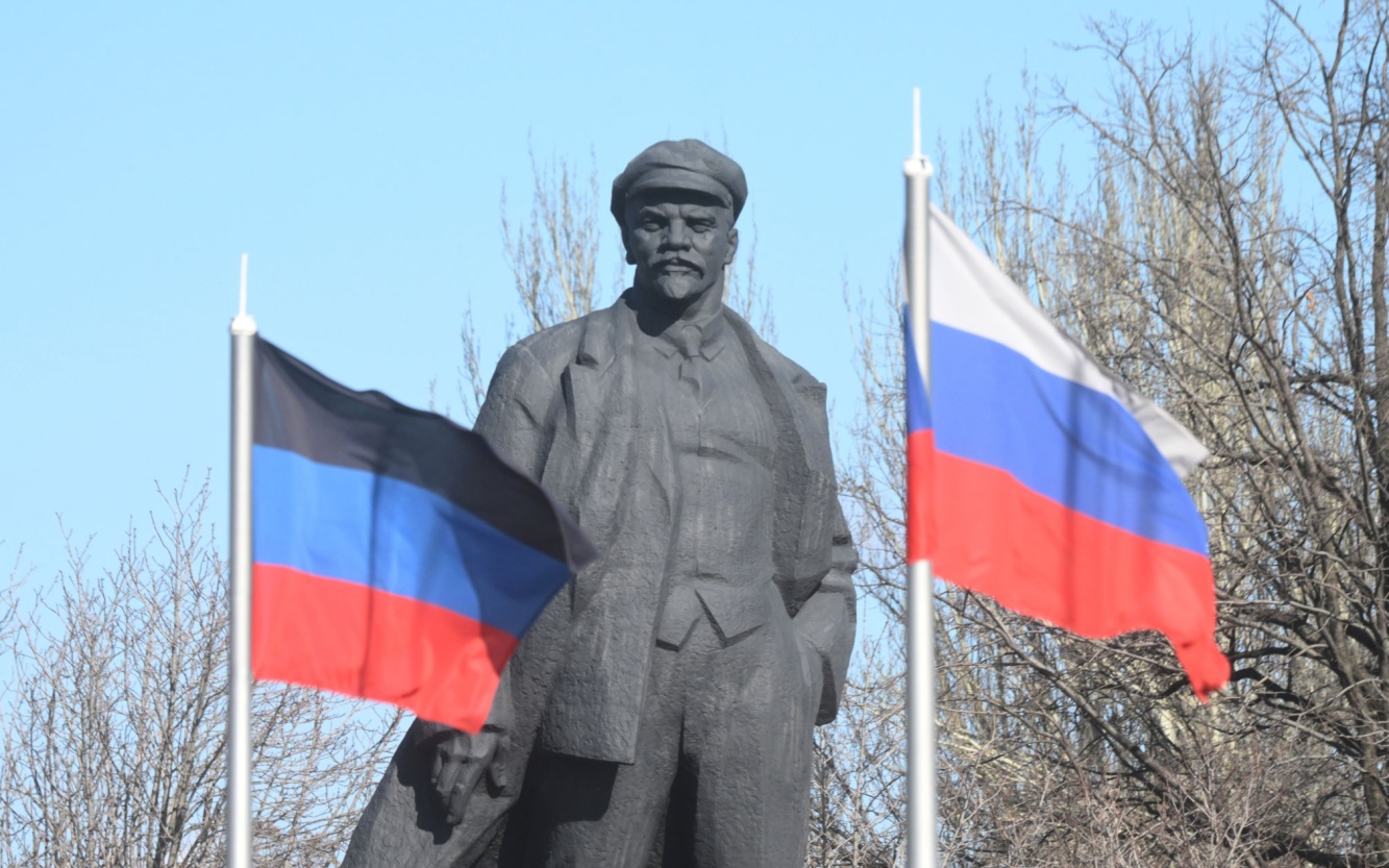В Кургане "Газель" врезалась в памятник Ленину, он треснул