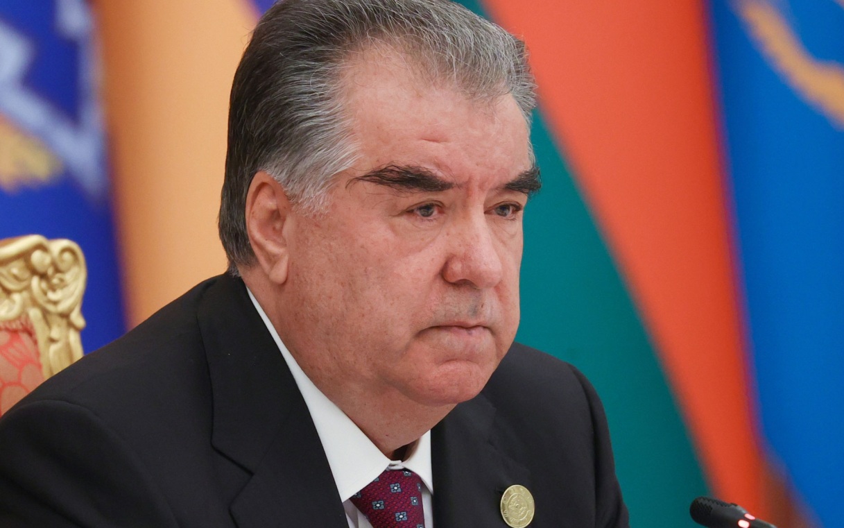 Президент Таджикистана получил почетный черный пояс по тхэквондо