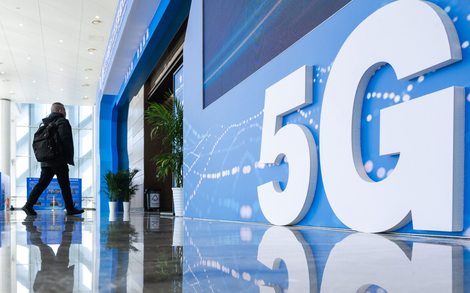 Минцифры ведет переговоры с Apple о запуске 5G на iPhone в России