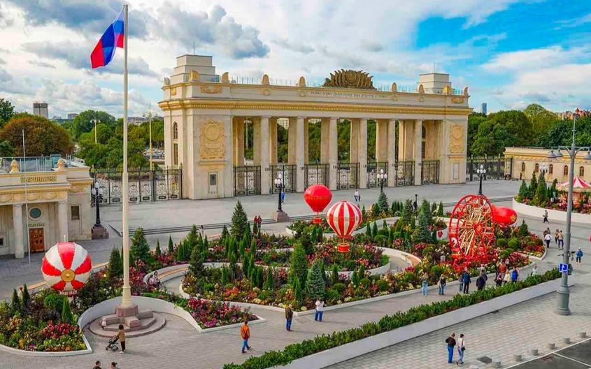В Москве обновили арку главного входа в Парк Горького