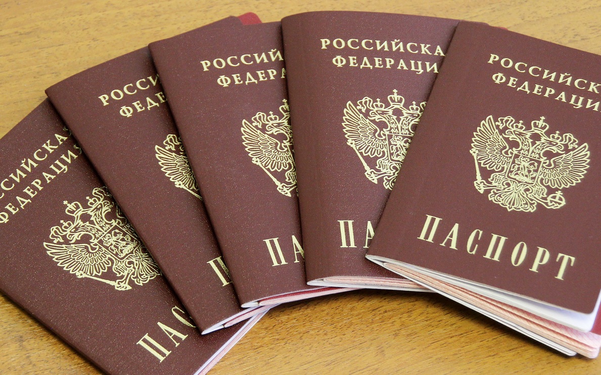 Менять ли загранпаспорт при смене паспорта в 20 и 45 лет: ответ МВД