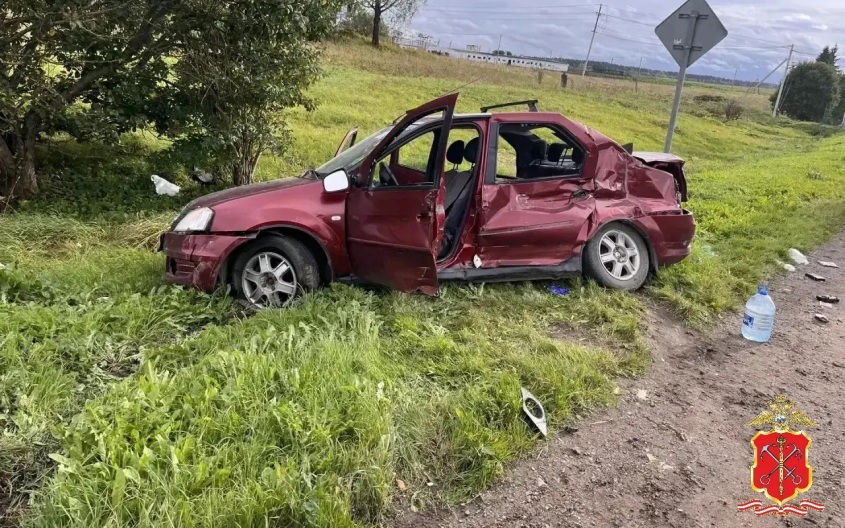 Девушка погибла, еще три человека пострадали в ДТП с грузовиком в Ленобласти