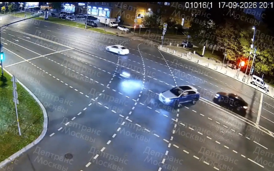 Мотоциклист погиб, влетев на скорости в премиальную иномарку в центре Москвы