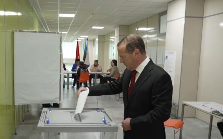 Медведев очно проголосовал на выборах в Госдуму