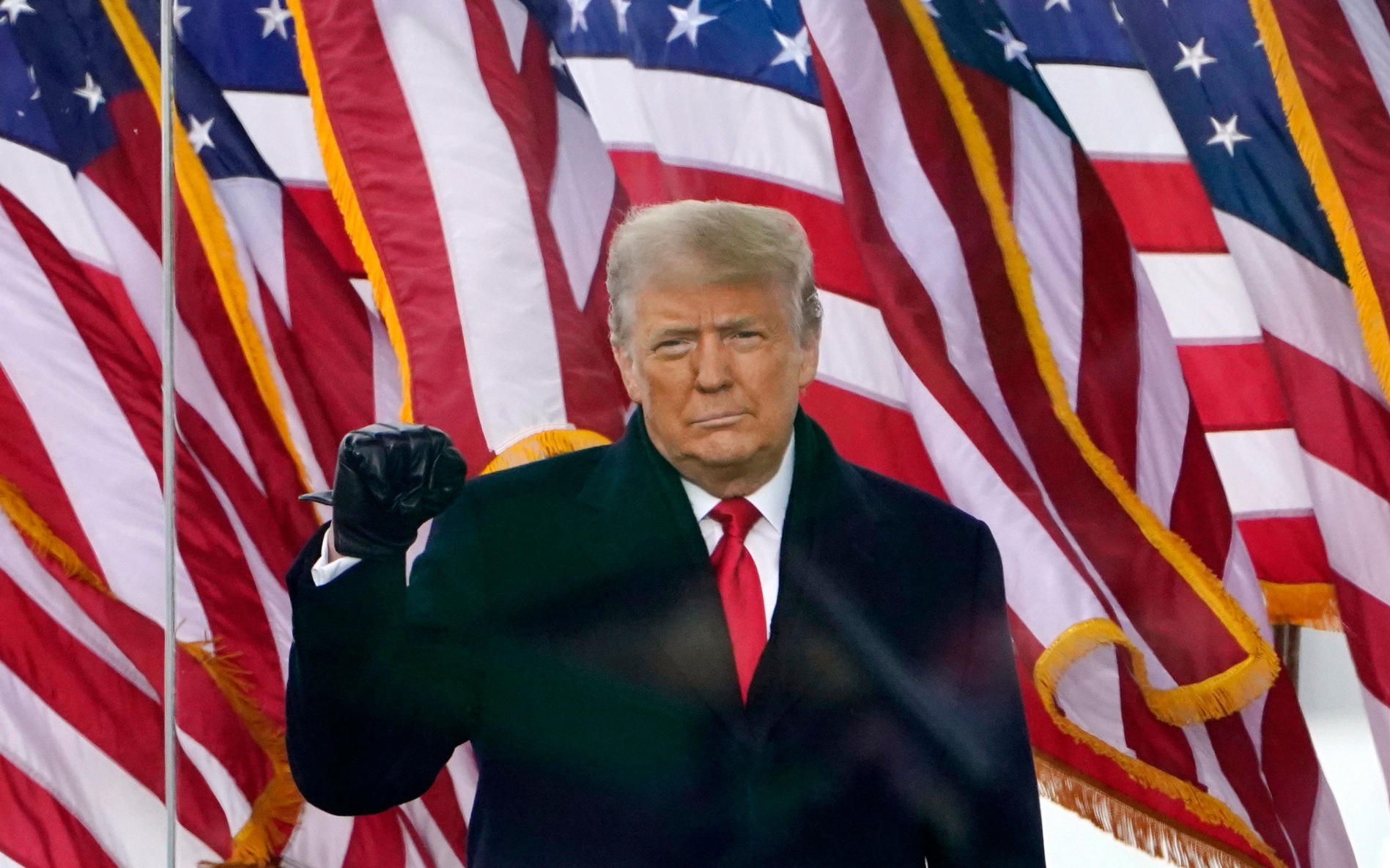 Трамп ограничил доступ трех СМИ в Белый дом