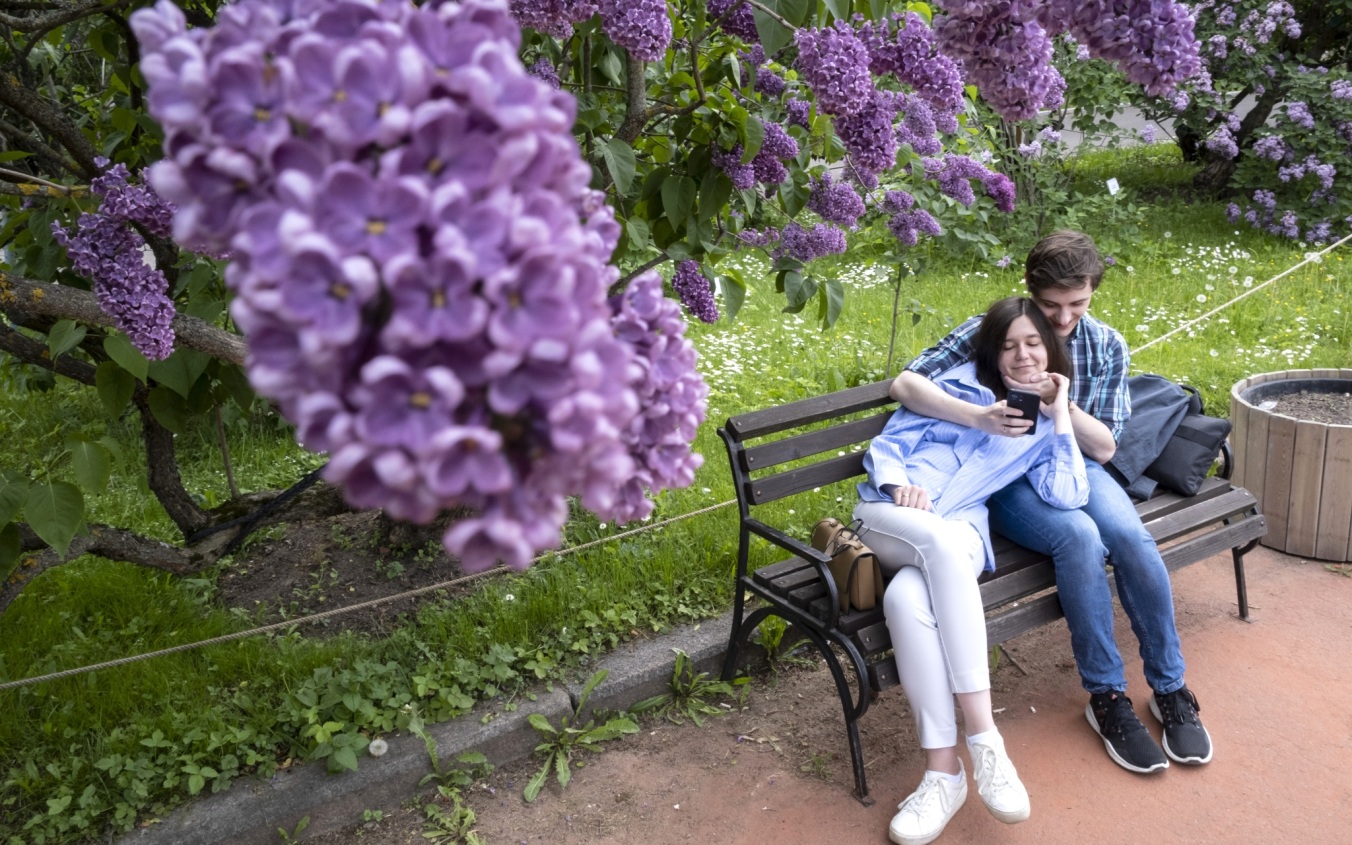 Психолог рассказала, какие риски кроются в служебных романах