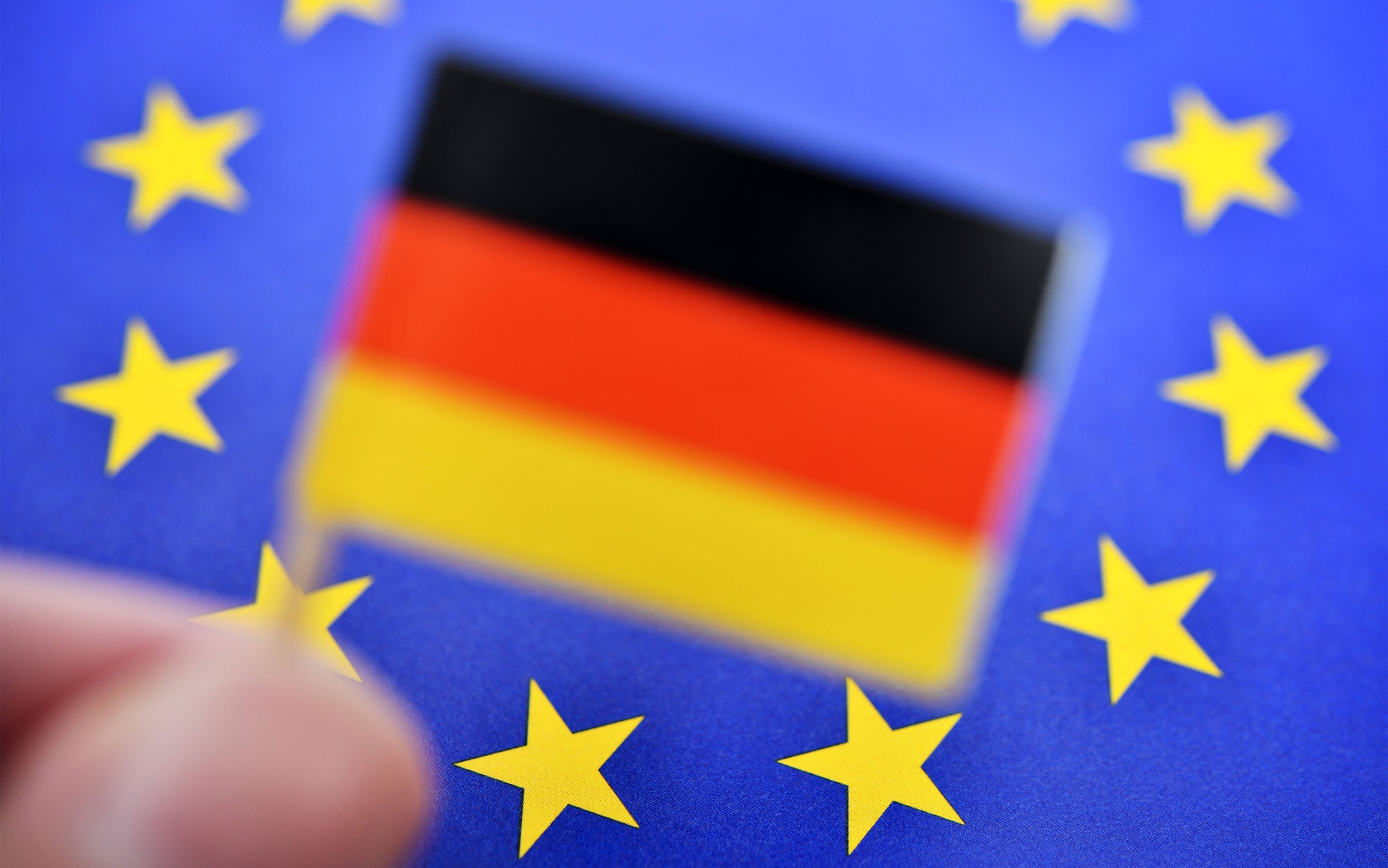 В Германии обвинили ЕС в растрате денег на золотые унитазы олигархов на Украине