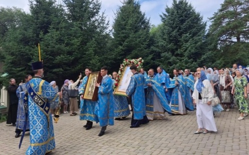 "Невероятно": в РПЦ назвали верующих на крестном ходе настоящими подвижниками