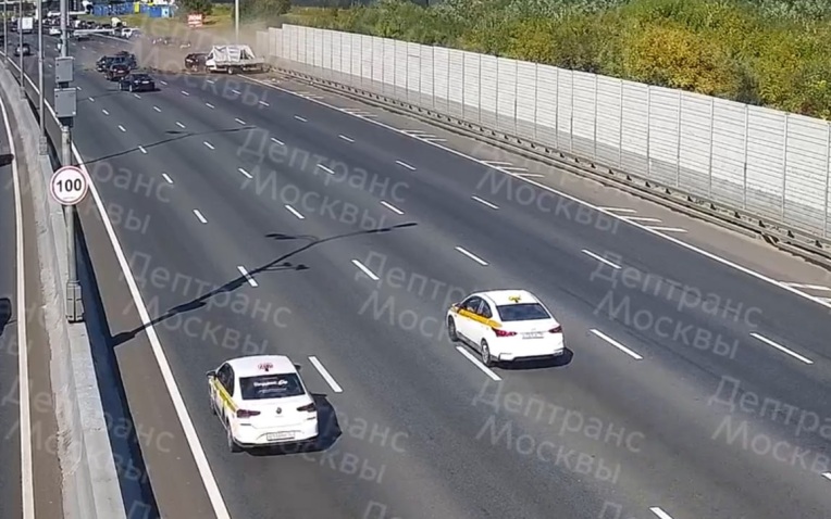 На видео попал момент фатального столкновения восьми автомобилей на МКАД