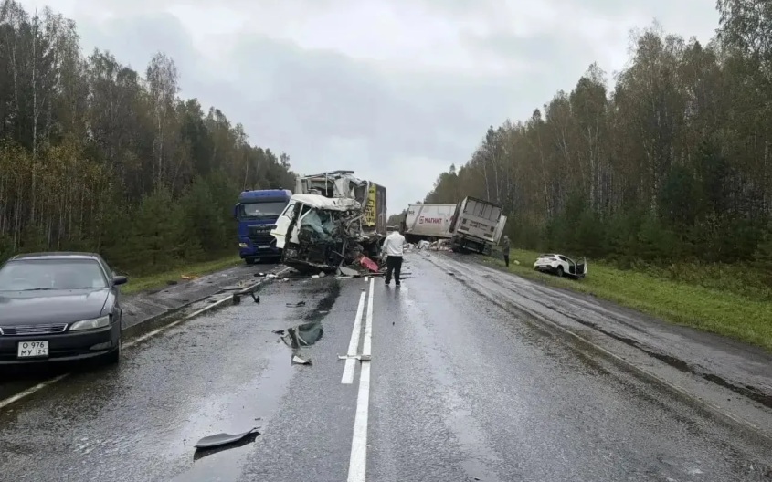 В Красноярском крае столкнулись два грузовика, водители погибли
