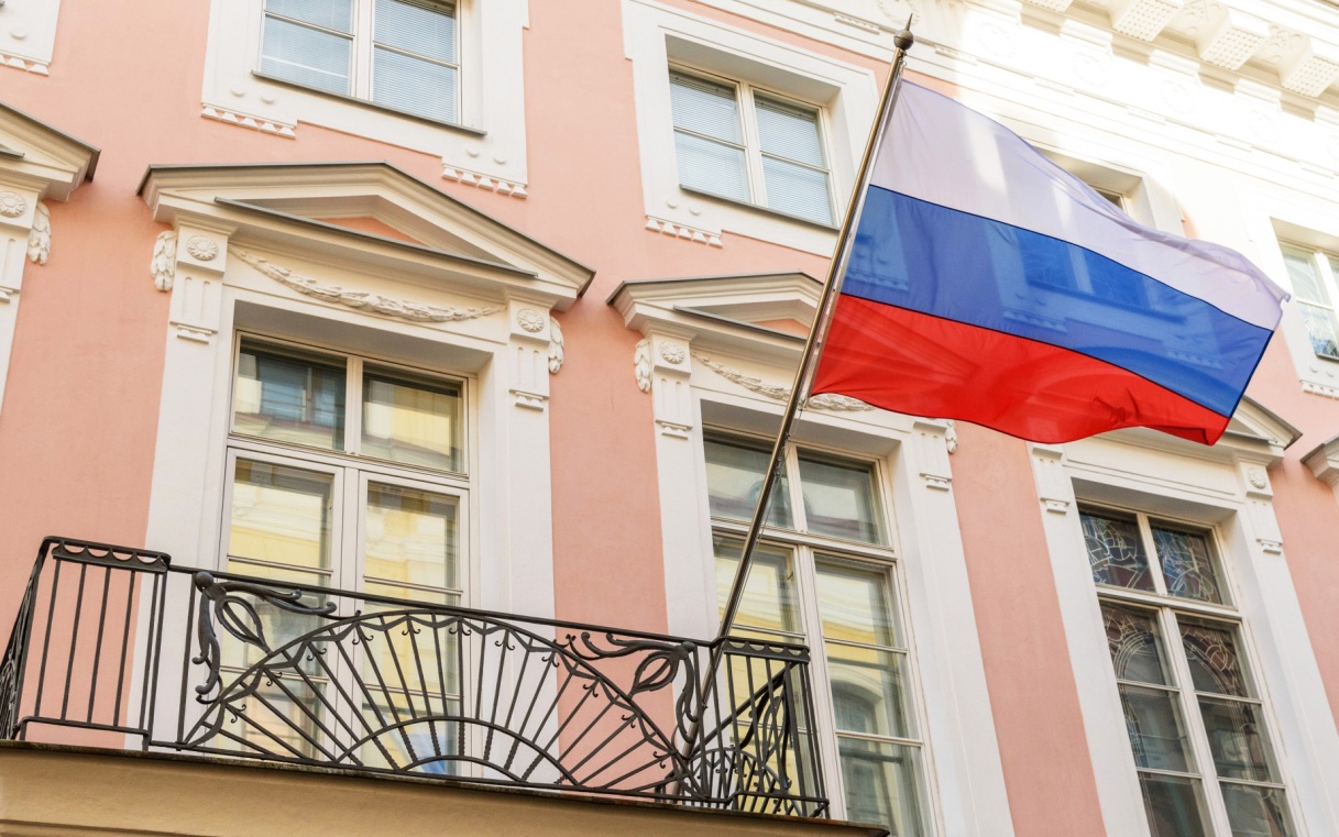 Эстонская полиция пресекла акцию портала Delfi у посольства России в Таллине