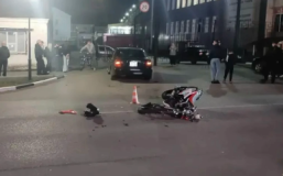 В Омской области питбайк на скорости врезался в легковушку, пострадал подросток