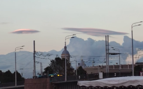 Напоминающие блюдца облака заметили над Санкт-Петербургом
