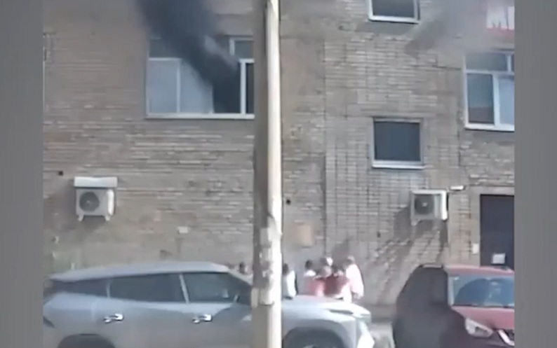 Люди спасаются из горящего здания ТСК "Солнечный" в Стерлитамаке, прыгая из окон
