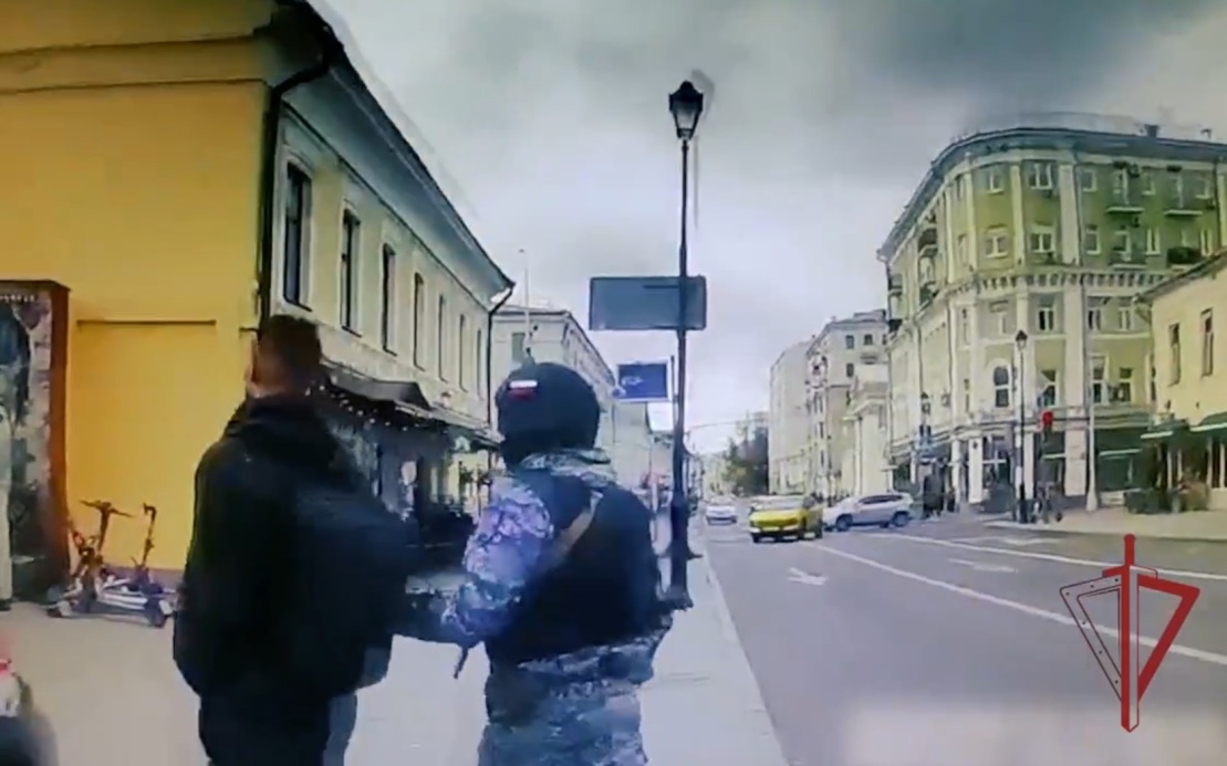 Нетрезвый мужчина устроил дебош в кафе в центре Москвы
