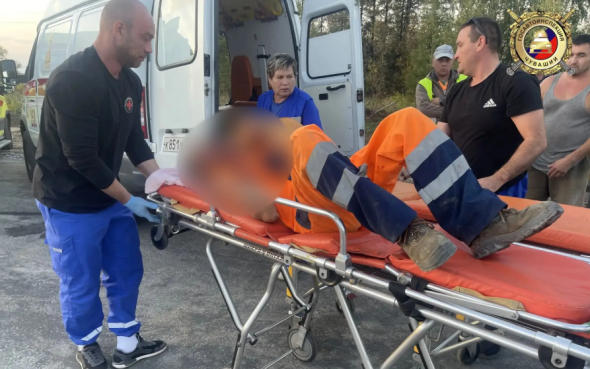 Иномарка сбила рабочего на дороге в Чувашии, он в тяжелом состоянии