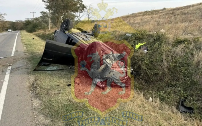 В Крыму при опрокидывании автомобиля погиб водитель, двое пассажиров пострадали