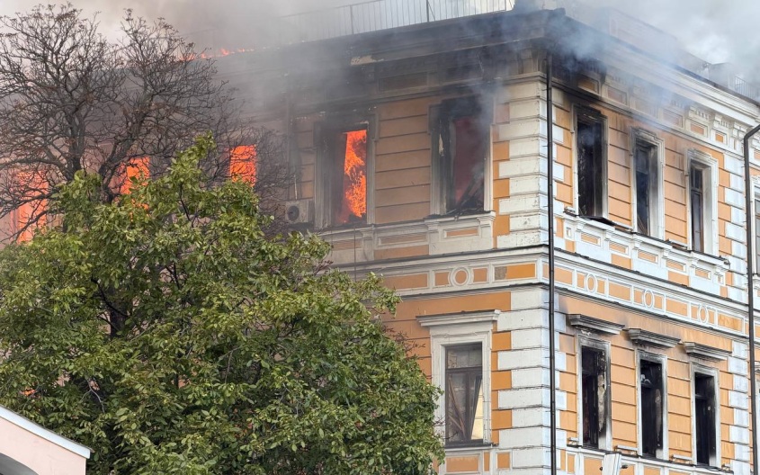 Здание Национальной академии наук Украины горит в Киеве