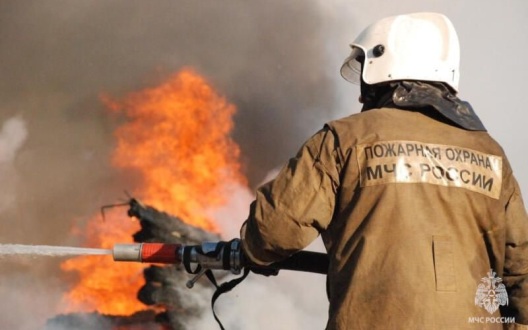В Ярославской области на производстве пиротехники горят два здания