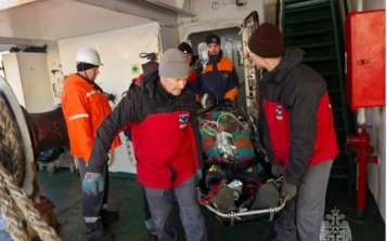 В столицу Камчатки буксируют горевшее судно "Триумф", 4 моряка пока не найдены