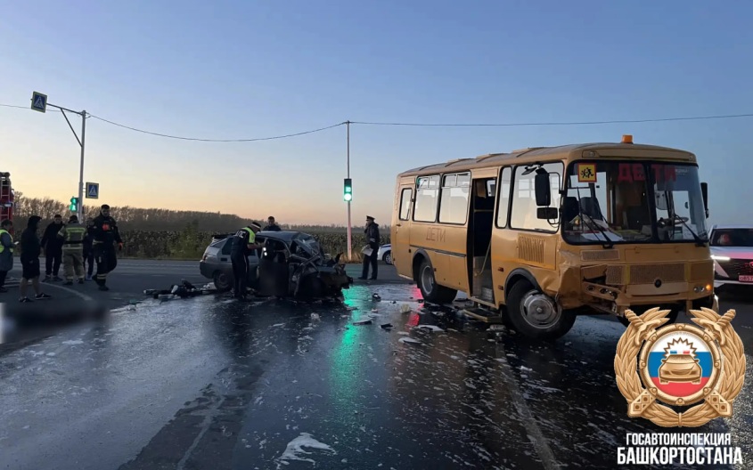 Легковушка врезалась в автобус с детьми в Башкирии, погибли два человека