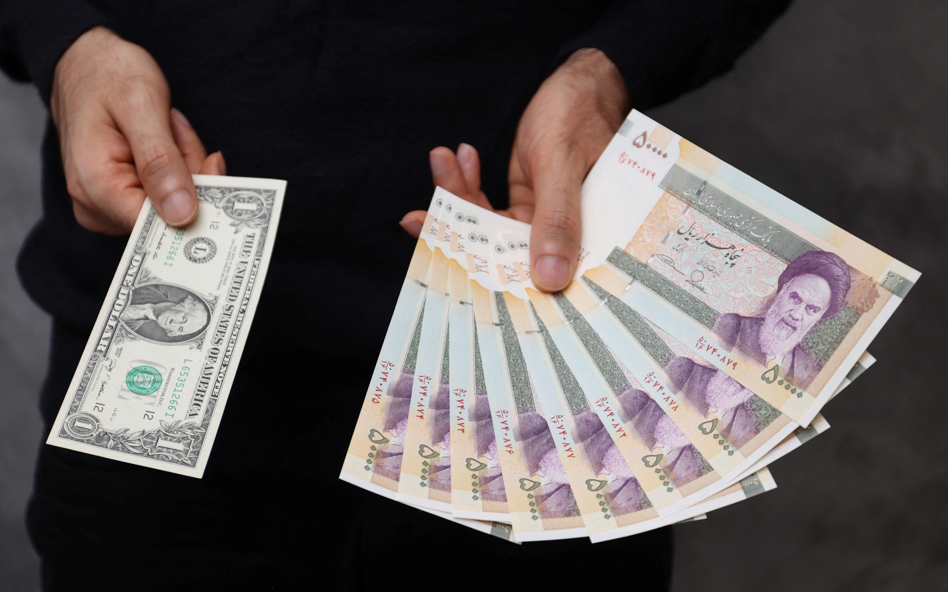 Доллар на свободном рынке Ирана подорожал до 2,53 млн риалов