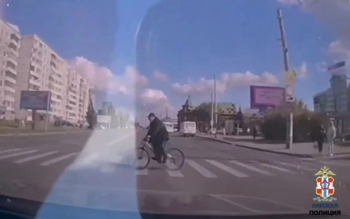 Полиция показала кадры серьезного ДТП с велосипедистом в Омске