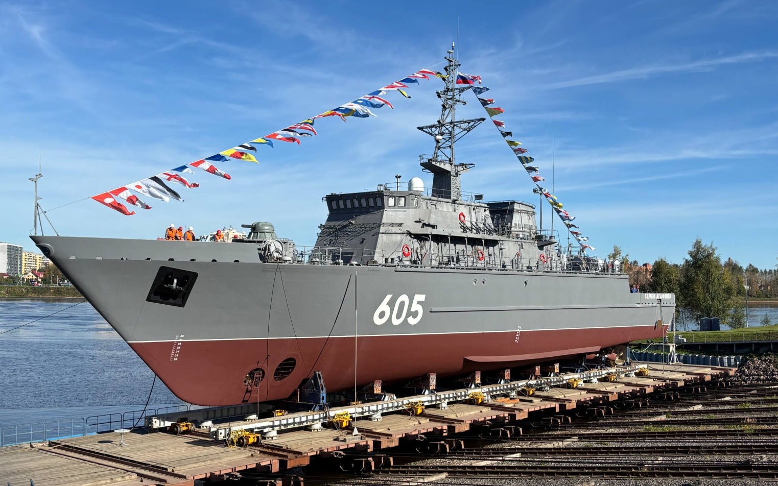 В Петербурге прошла церемония спуска на воду новейшего морского тральщика