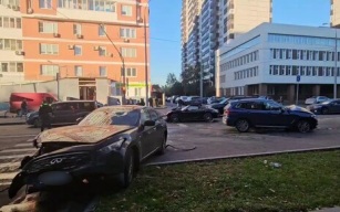 55-летняя женщина госпитализирована после аварии на Веерной улице в Москве