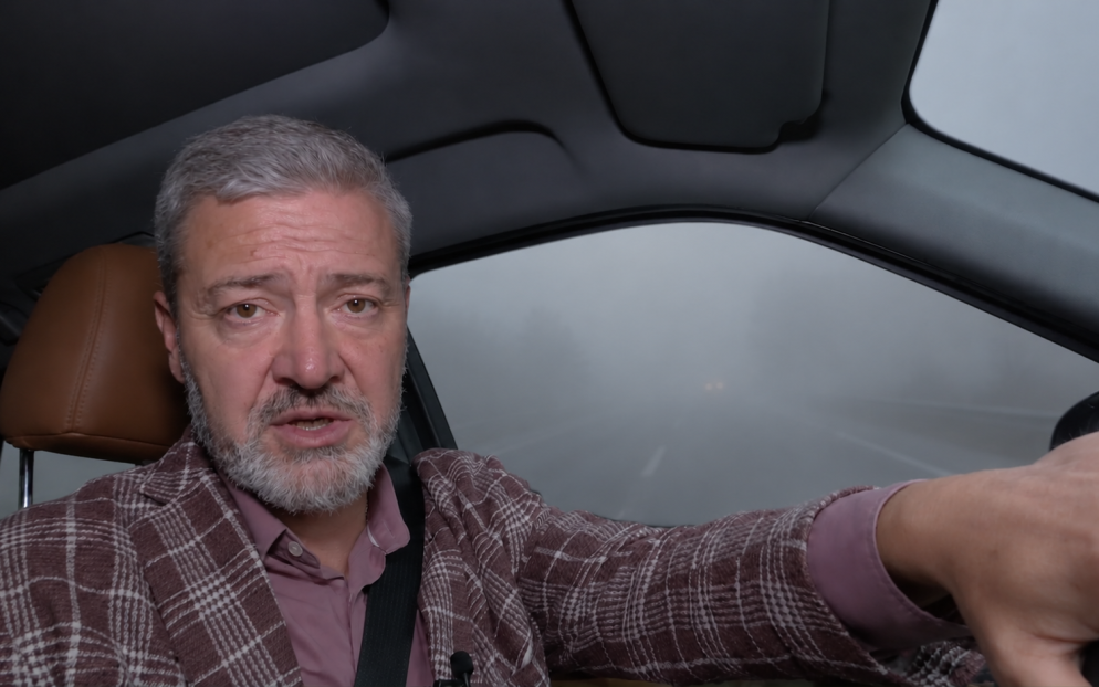 Безопасная осень: советы автоэксперта по вождению в туман и дождь