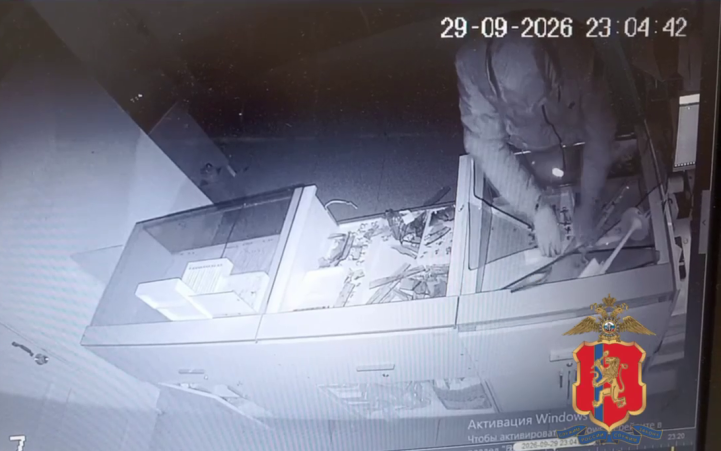 Нетрезвый мужчина руками проломил витрину и украл ювелирные изделия в Ачинске