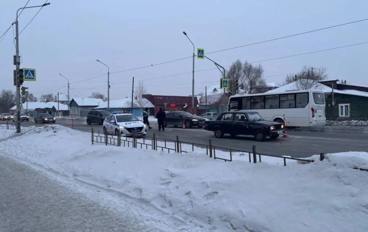 В Омске водитель сбил 75-летнюю пенсионерку и лишил ее ноги