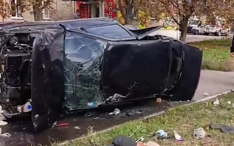 ДТП в Старобешево: машина протаранила несколько других на стоянке