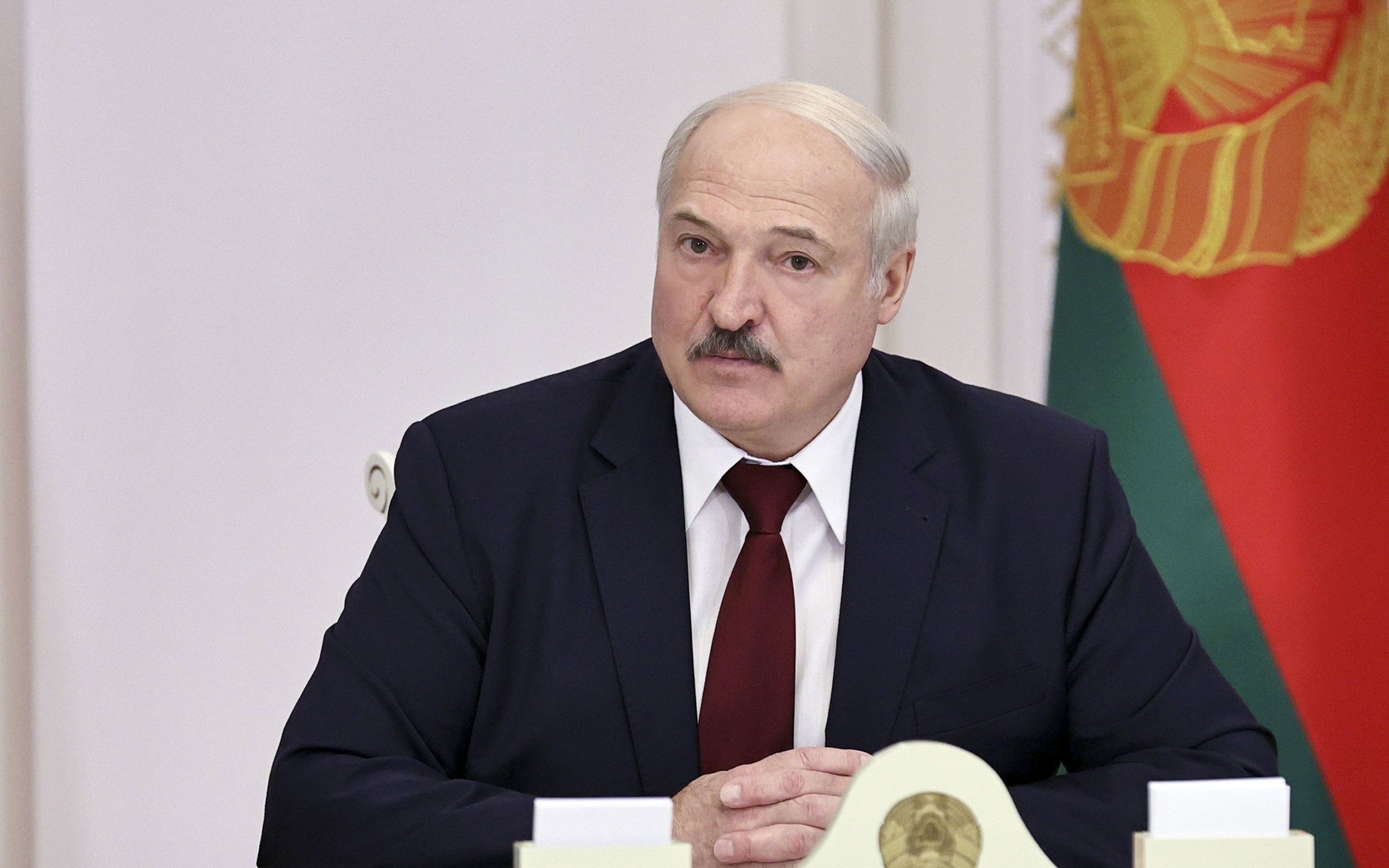 Лукашенко: не позволим стрелять русским в спину, будем со своим братским народом