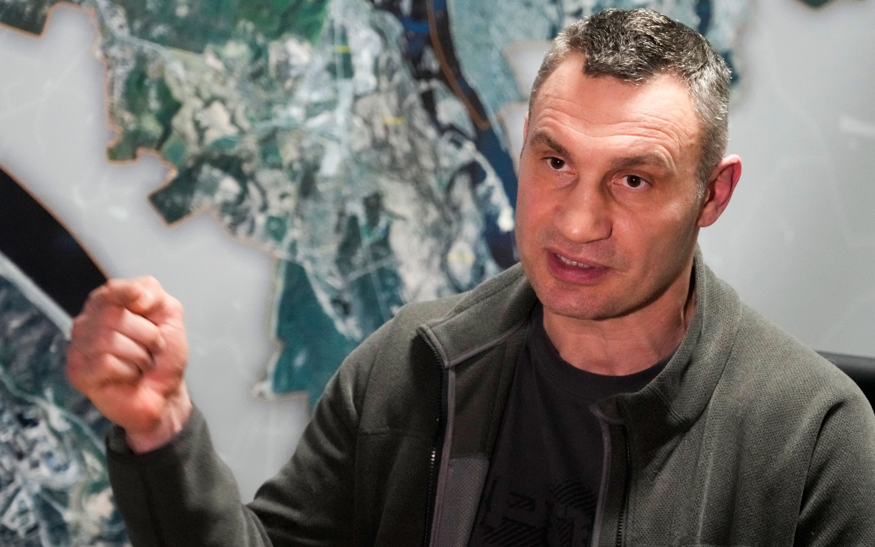 Кличко заявил о новом попадании в Южный мост в Киеве