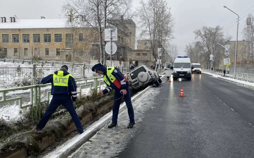 Водитель Mitsubishi погиб, съехав в ливневку на скользкой дороге на Урале