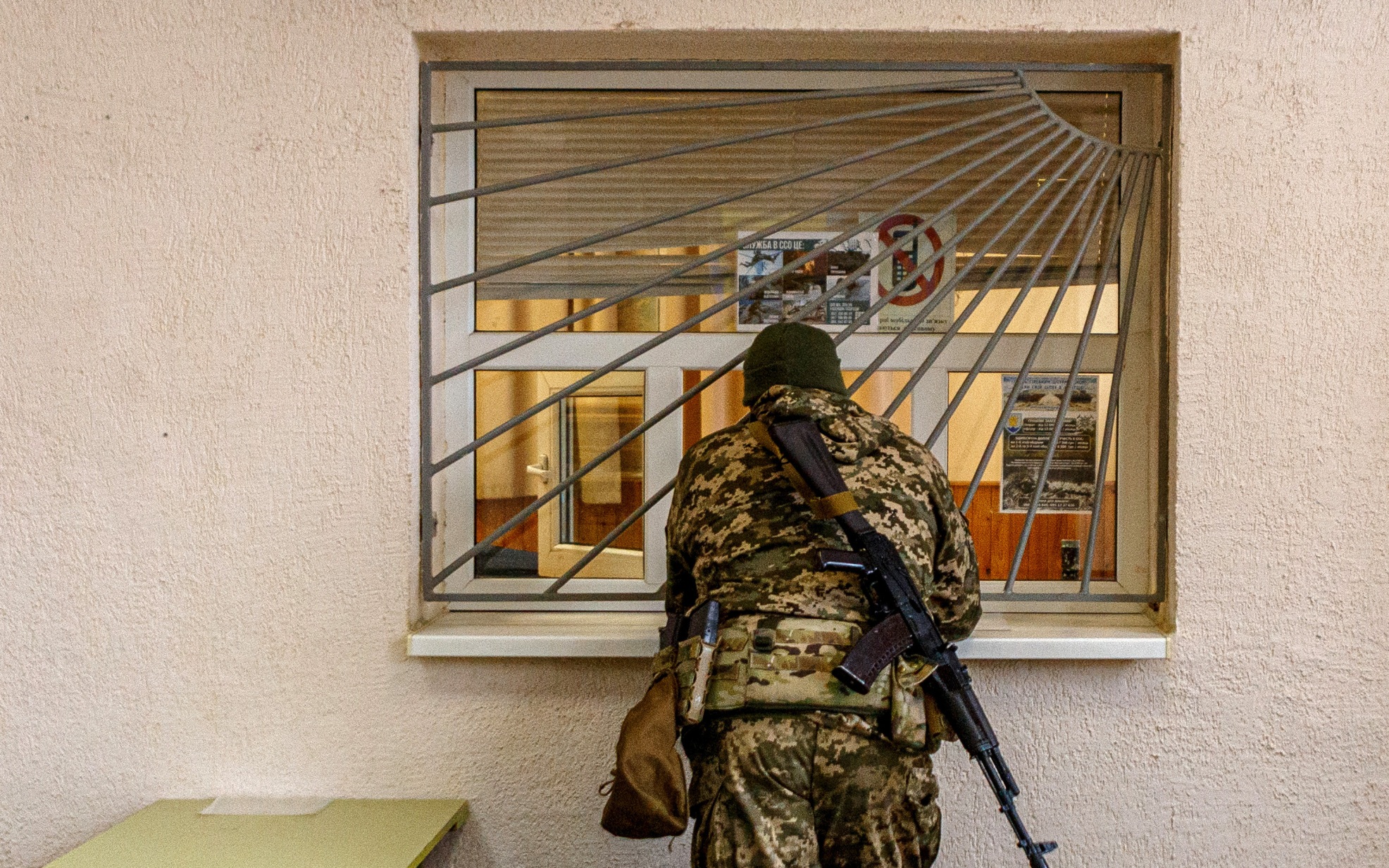 Военкомы на Украине для похищения человека залезли в частный дом
