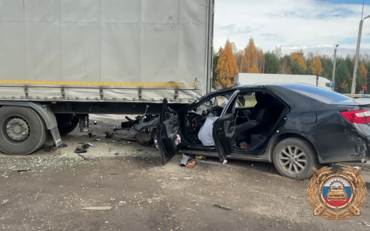 Машину смяло под колесами фуры в Иркутской области, погибла 16-летняя девушка