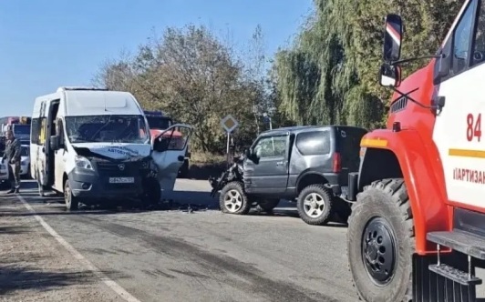 В Приморье четыре человека пострадали при столкновении автобуса и внедорожника