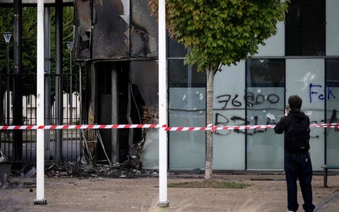 Во Франции подожжены и разгромлены 24 школы