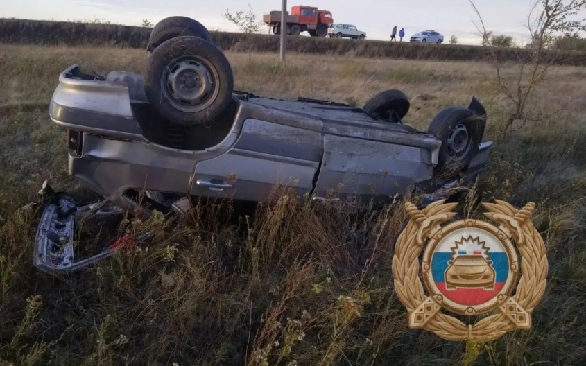 Водитель погиб в перевернувшейся машине в Саратовской области