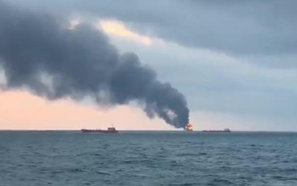 После пожара на судне в Черном море не могут найти 13 человек