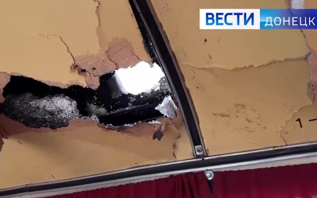 ИС "Вести" публикует кадры прилета дрона ВСУ по автобусу с людьми в Горловке