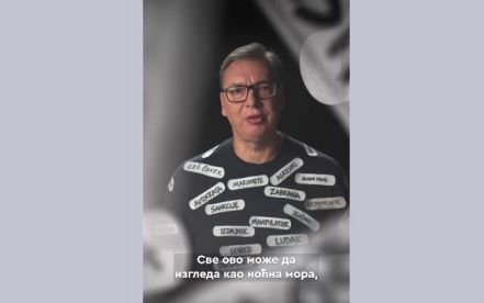 Вучич в новом предвыборном ролике предстал в футболке, обклеенной оскорблениями