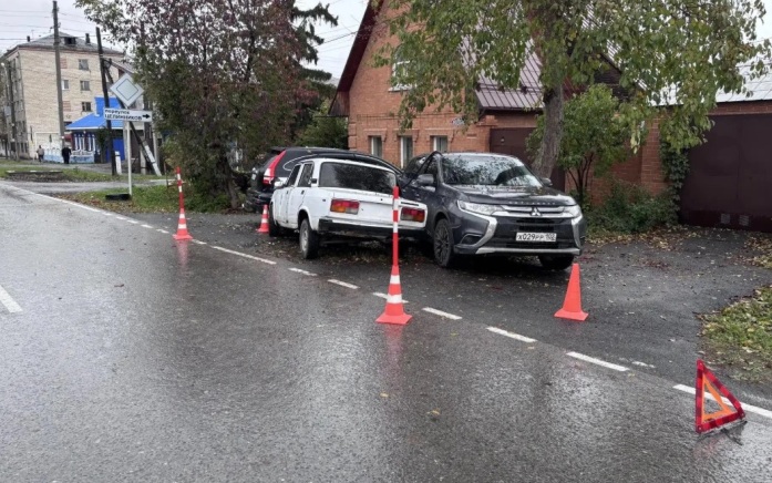 В Тюмени нетрезвый водитель без прав врезался в 2 авто — в ДТП пострадал ребенок