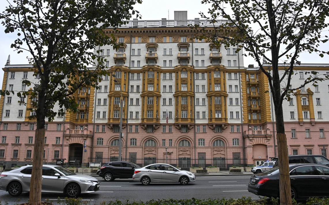 В РФ предложили убрать бесплатные парковки для посольств недружественных стран