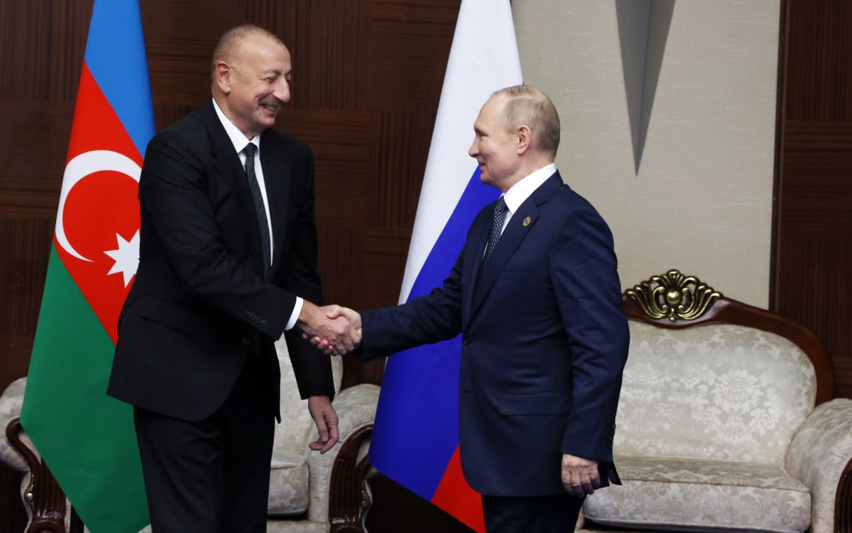 Путин "на ногах" пообщался с Алиевым
