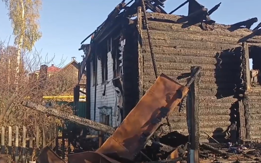 Житель Удмуртии погиб при пожаре, его сын едва успел спастись через окно