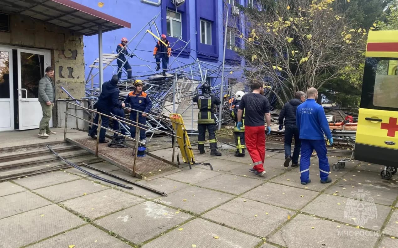 В Красноярске обрушились строительные леса, погиб один человек