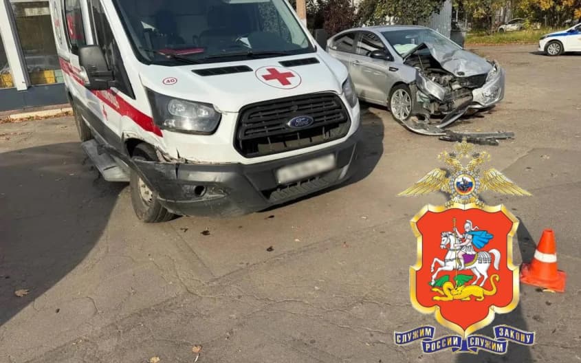В Подмосковье два фельдшера пострадали в ДТП со скорой и иномаркой